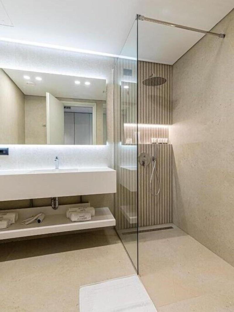 Mazarine Hotel image