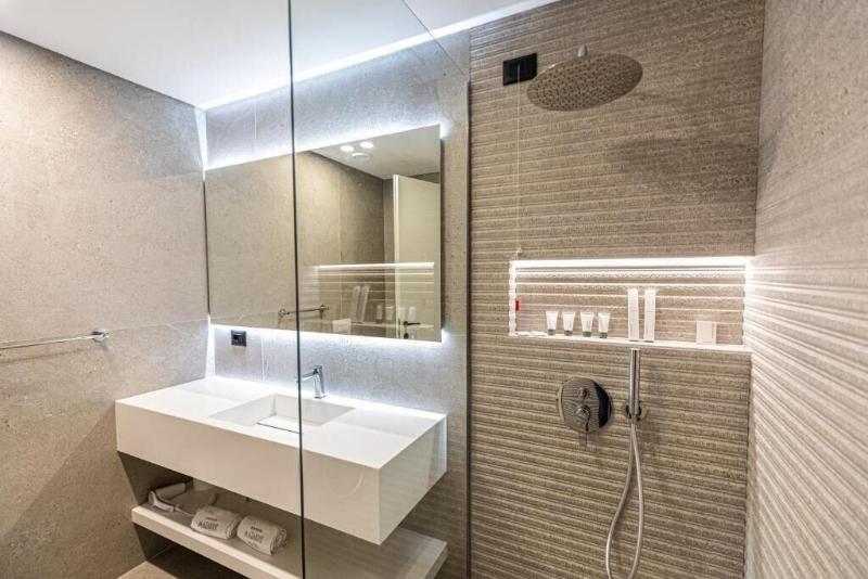 Mazarine Hotel image