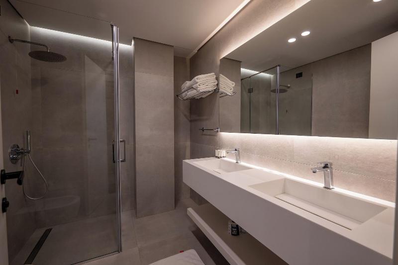Mazarine Hotel image
