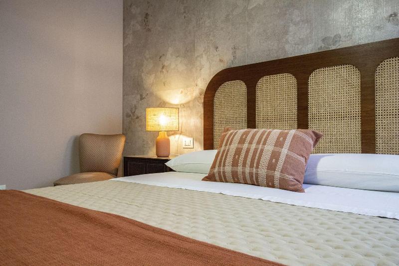 Epimona B B image