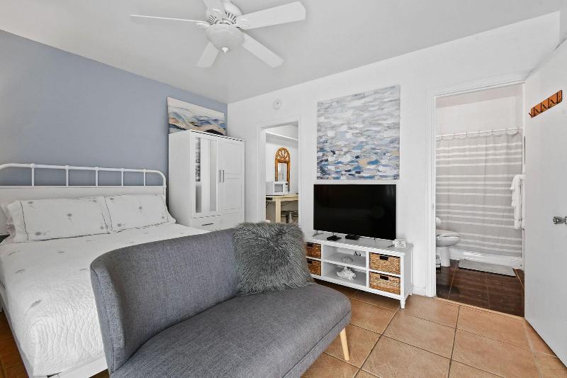 Sunshine Shores Boutique Apartments image