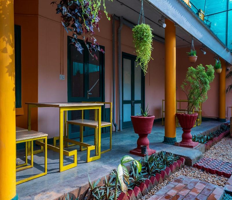 La Courtyard — general view