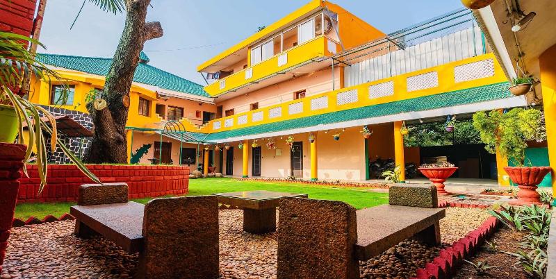 La Courtyard — general view