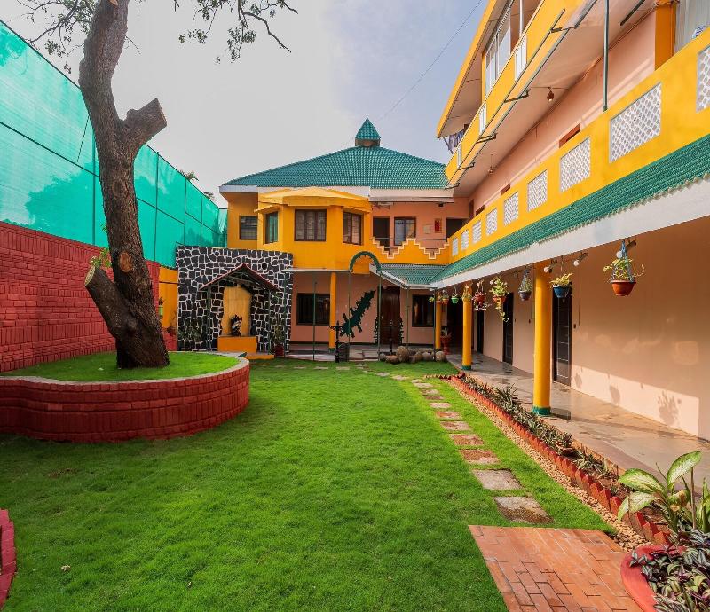 La Courtyard — general view
