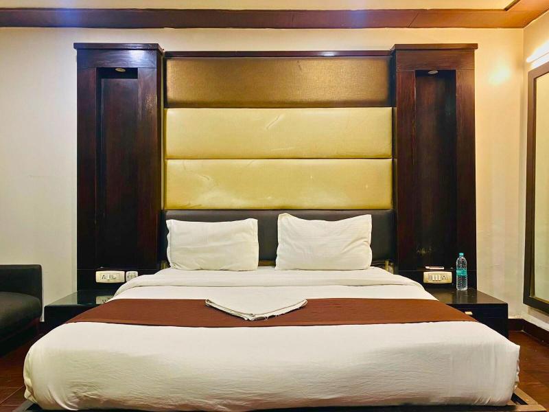 Qotel Hotel Pitampura image