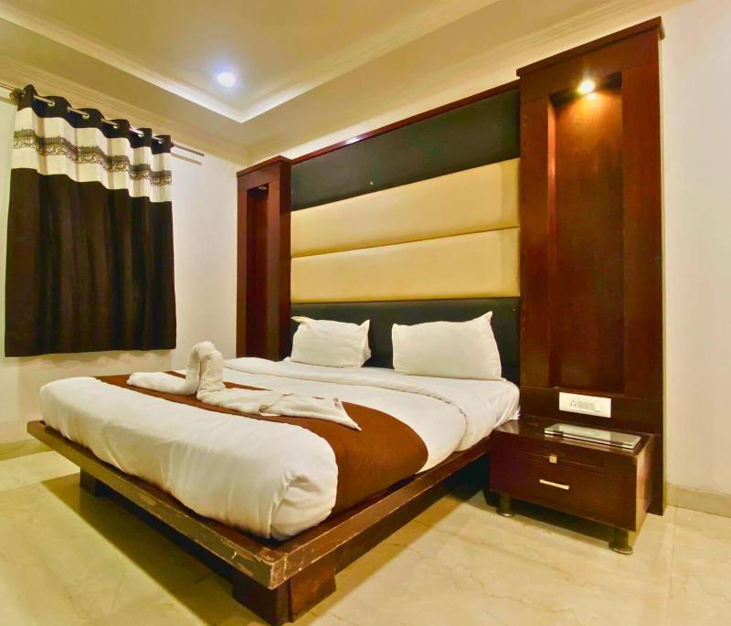 Qotel Hotel Pitampura image