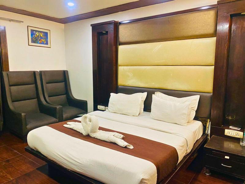 Qotel Hotel Pitampura image