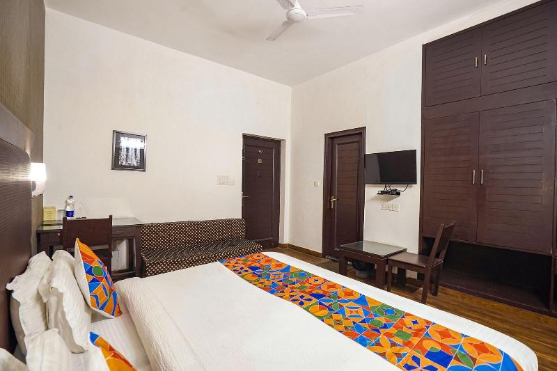 Fabhotel Chalet City image