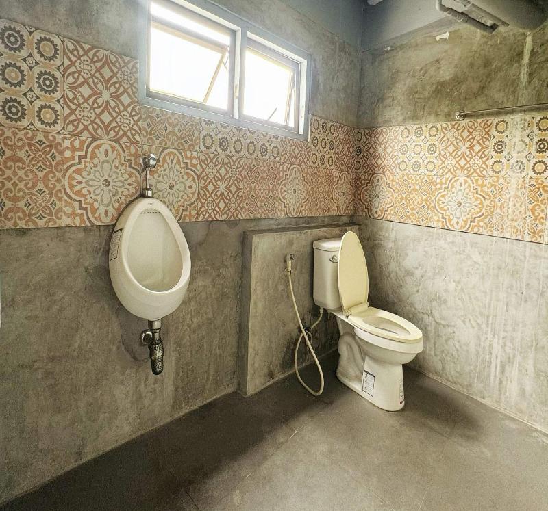 Oyo 75465 Lucky Hoste image