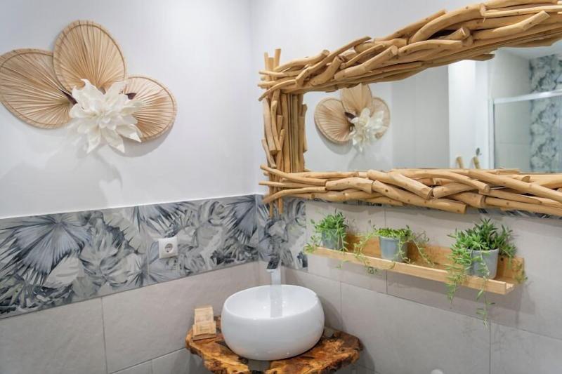 Molucano Themed Rooms image