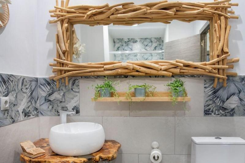 Molucano Themed Rooms image