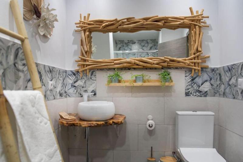 Molucano Themed Rooms image