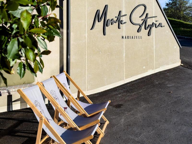 Hideaway Hotel Montestyria Chalets Suiten image