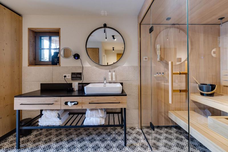 Hideaway Hotel Montestyria Chalets Suiten image