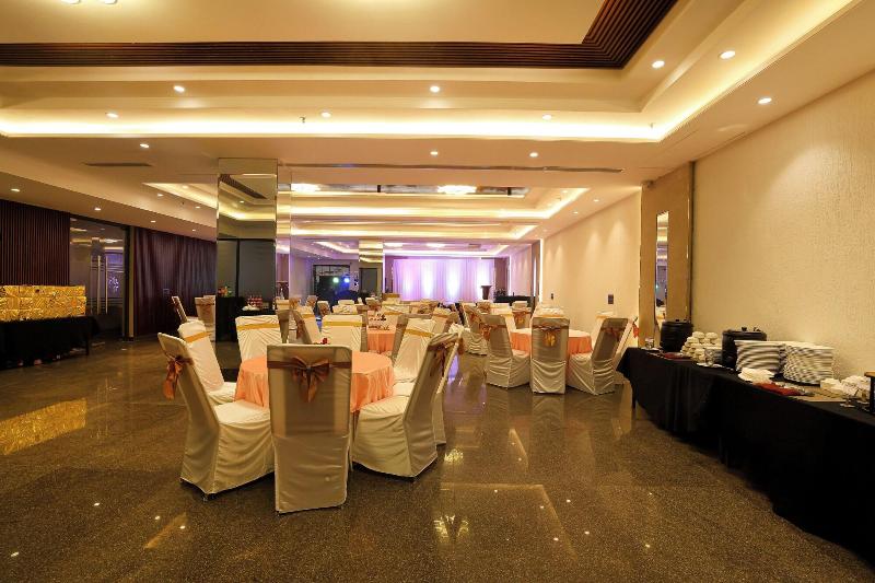 Opo Hotel Iffco Chowk image