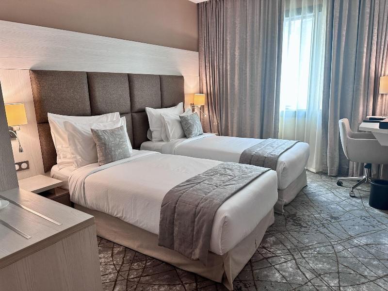 2h Hotel image