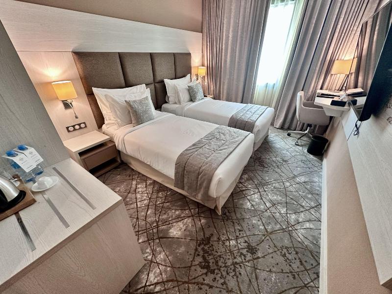 2h Hotel image