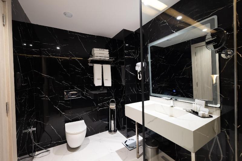 2h Hotel image