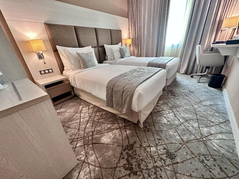 2h Hotel image