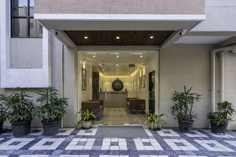Staybird Divine Suites Business Hotel image