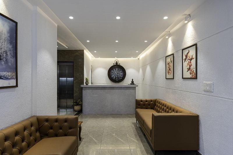 Staybird Divine Suites Business Hotel image