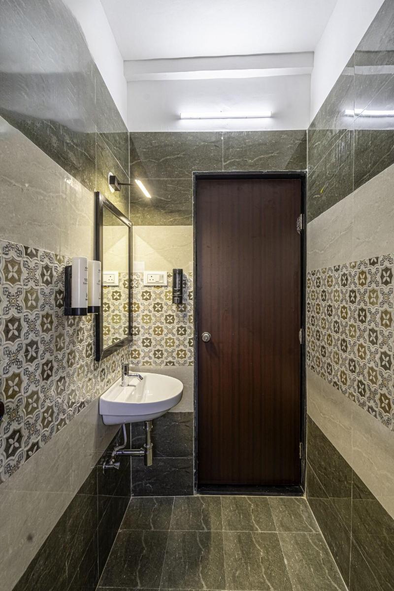 Staybird Divine Suites Business Hotel image