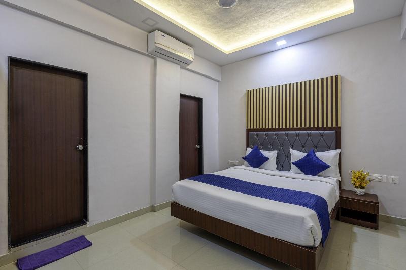 Staybird Divine Suites Business Hotel image