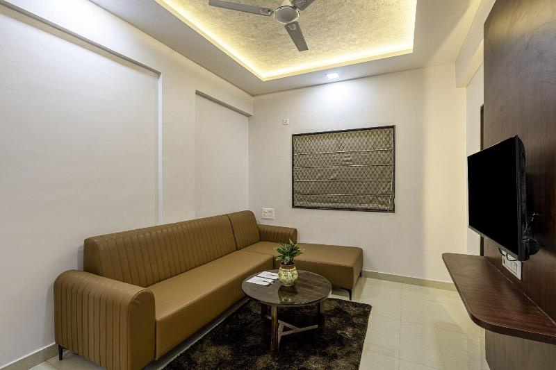 Staybird Divine Suites Business Hotel image
