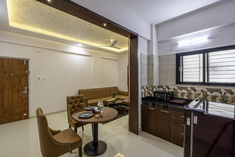 Staybird Divine Suites Business Hotel image