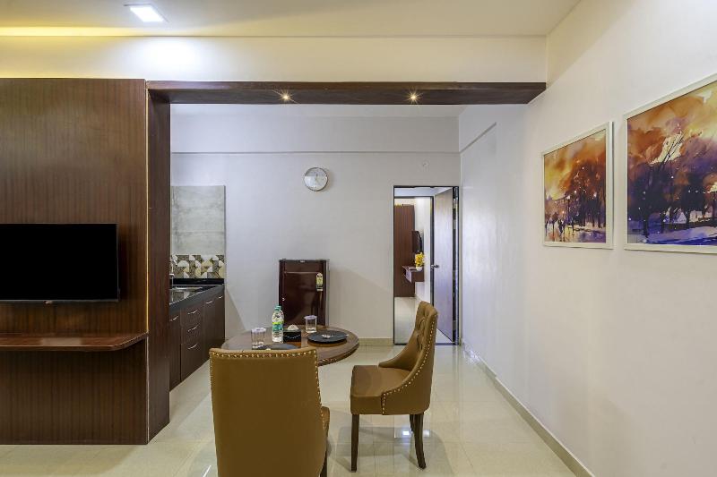 Staybird Divine Suites Business Hotel image