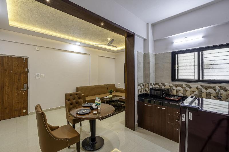 Staybird Divine Suites Business Hotel image