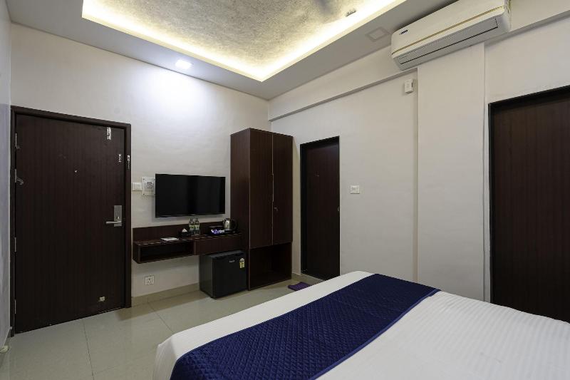 Staybird Divine Suites Business Hotel image