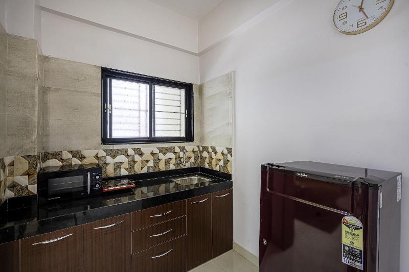 Staybird Divine Suites Business Hotel image