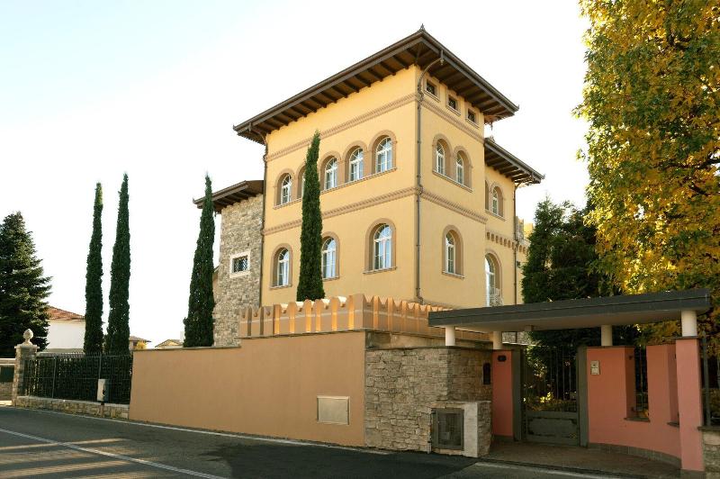 Il Codirosso A Il Castello Che Non Ca ™era image