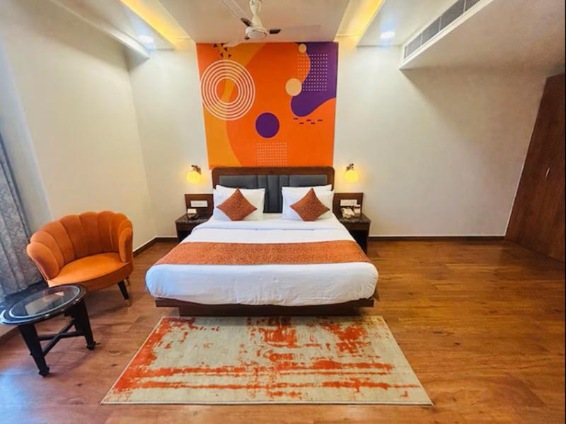 DOUBLE DELUXE KING BED