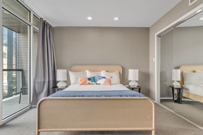 Littlefield Lofts Hosted By Placemakr 6th Street image