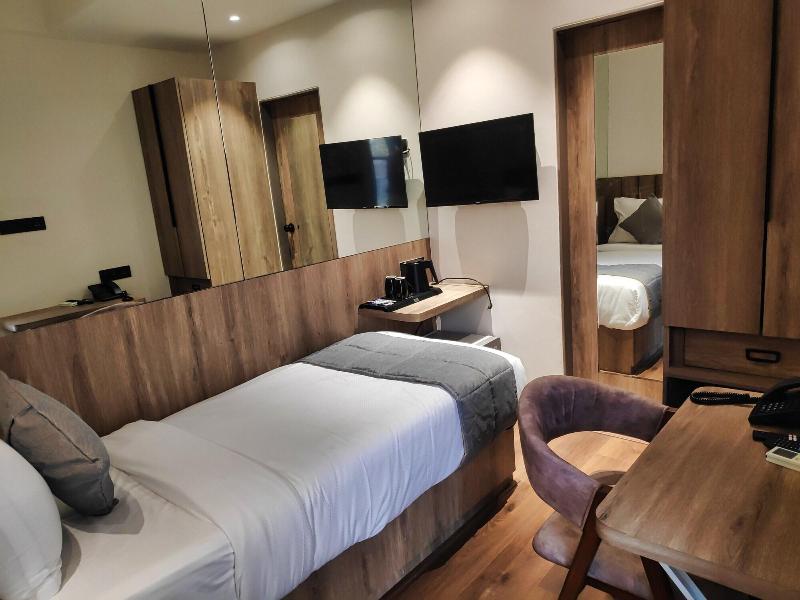 Maxxvalue Hotel Midc image