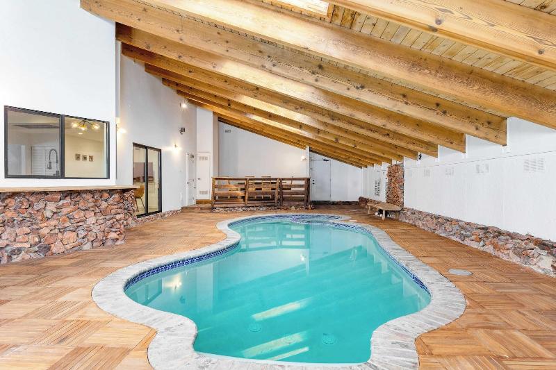 Honeypot By Avantstay Indoor Pool Hot Tub image