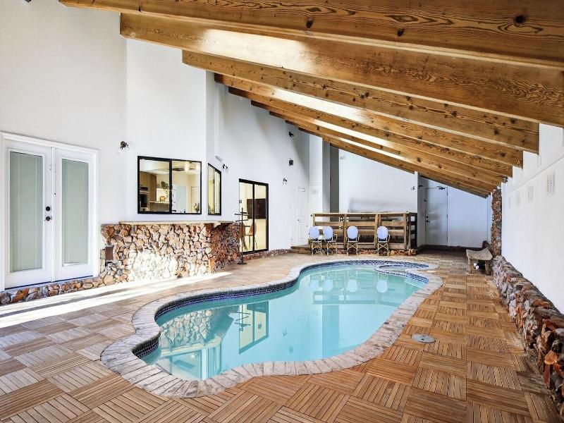 Honeypot By Avantstay Indoor Pool Hot Tub image