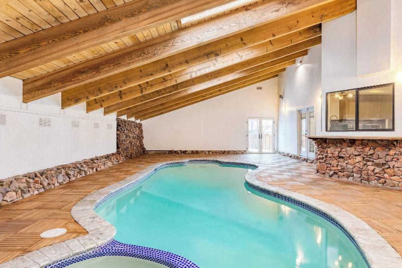 Honeypot By Avantstay Indoor Pool Hot Tub image