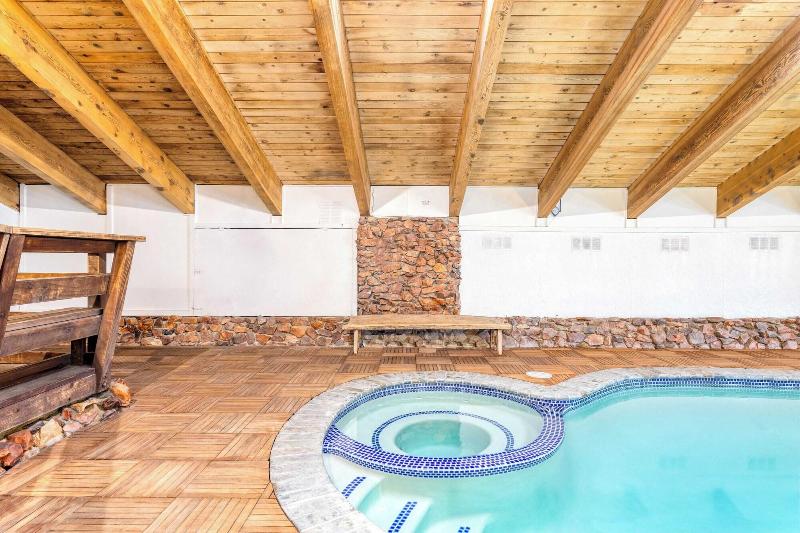 Honeypot By Avantstay Indoor Pool Hot Tub image