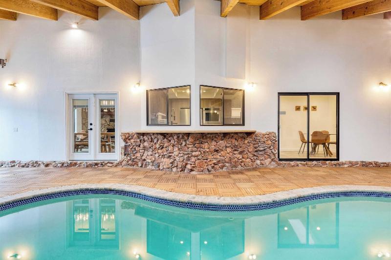 Honeypot By Avantstay Indoor Pool Hot Tub image