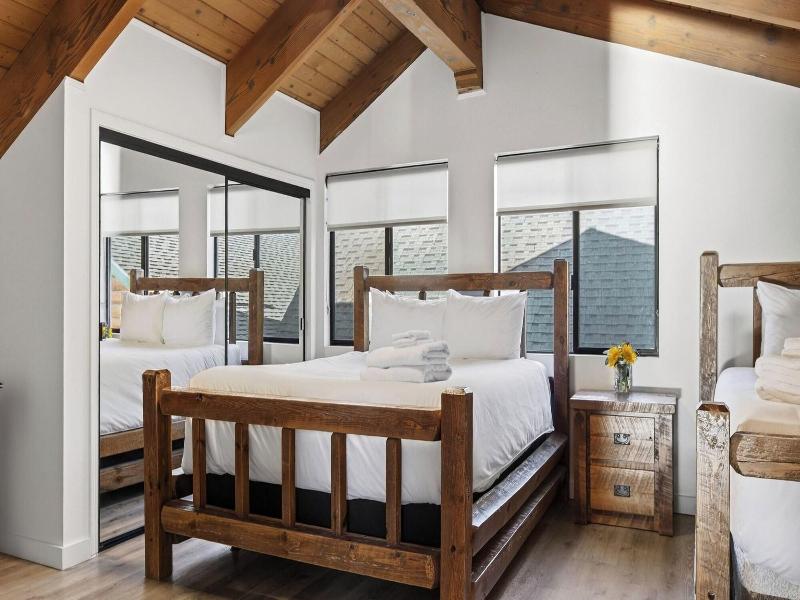 Honeypot By Avantstay Indoor Pool Hot Tub image
