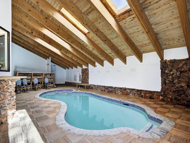 Honeypot By Avantstay Indoor Pool Hot Tub image
