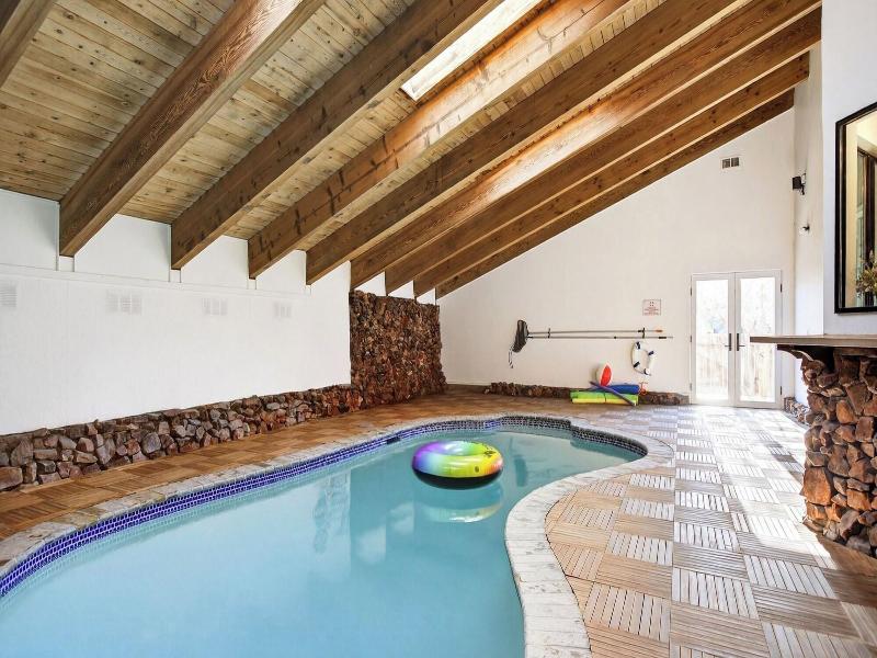 Honeypot By Avantstay Indoor Pool Hot Tub image