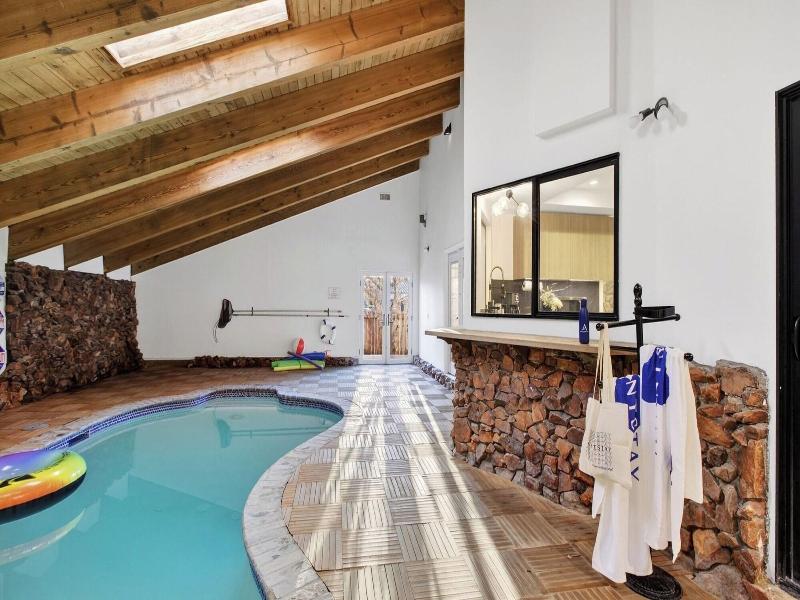 Honeypot By Avantstay Indoor Pool Hot Tub image