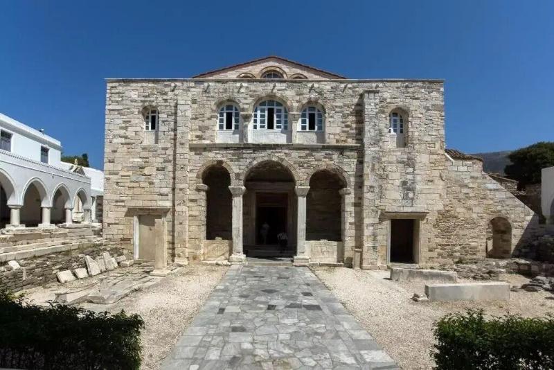 Pelican Paros image