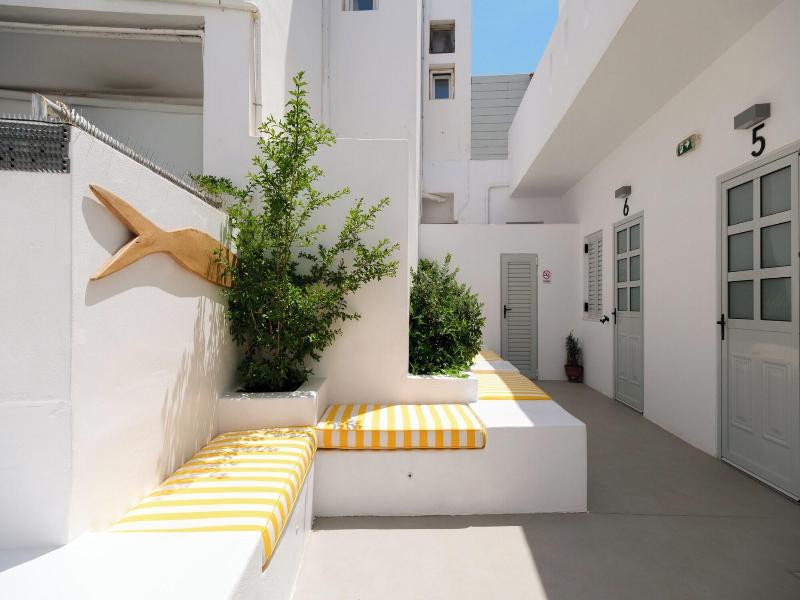 Pelican Paros image