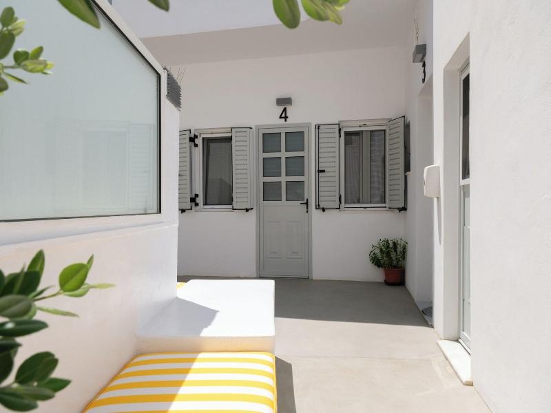 Pelican Paros image