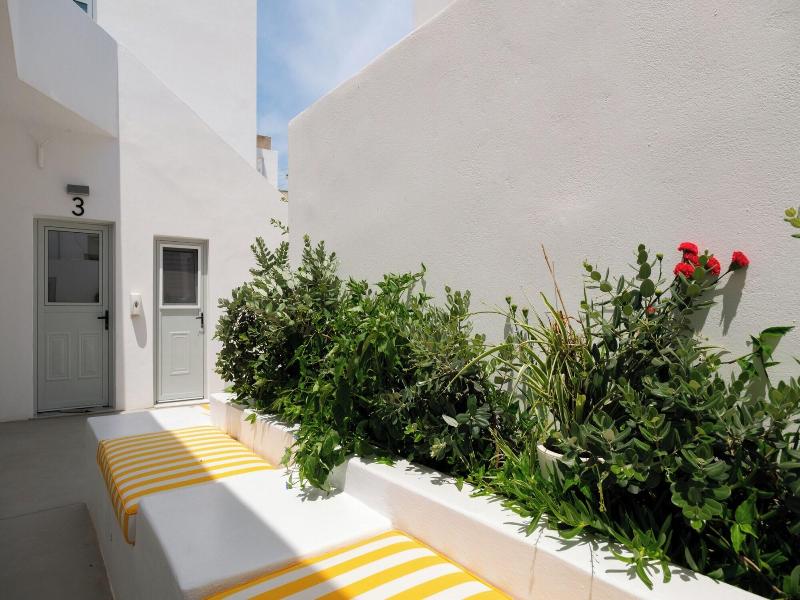 Pelican Paros image